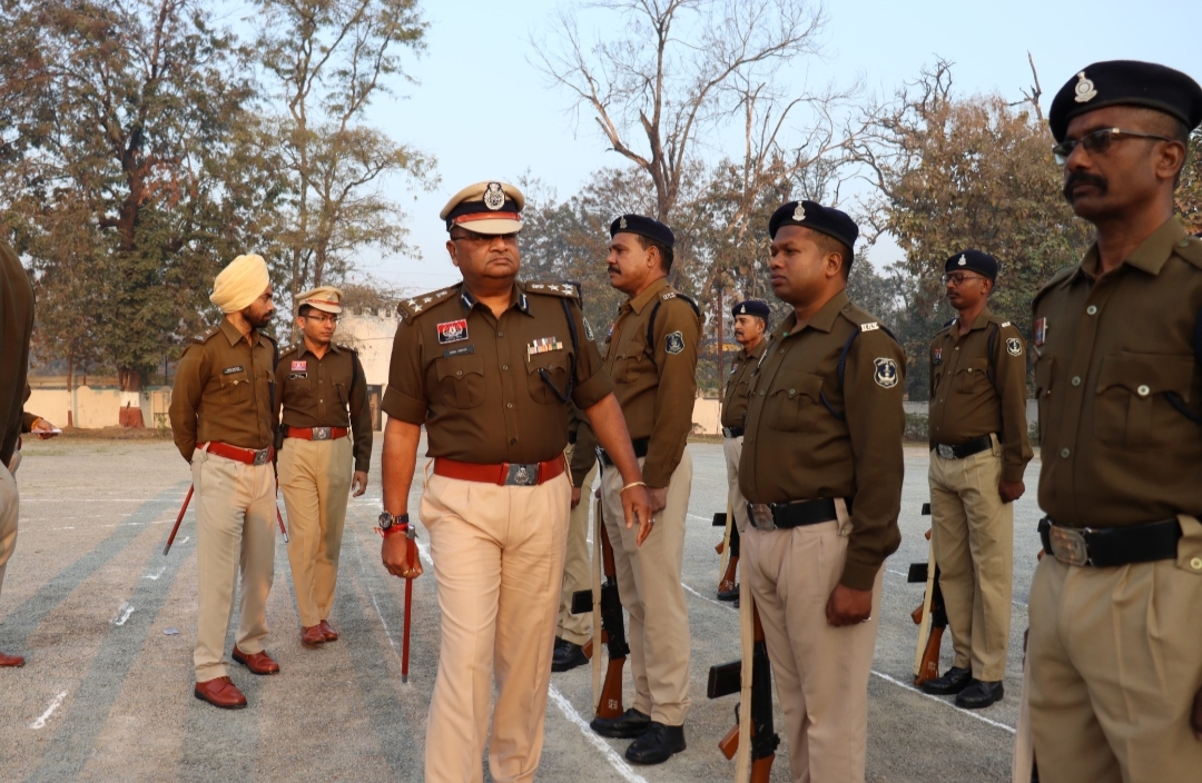 डीआईजी एवं एसएसपी सरगुजा द्वारा जनरल परेड की ली गई सलामी