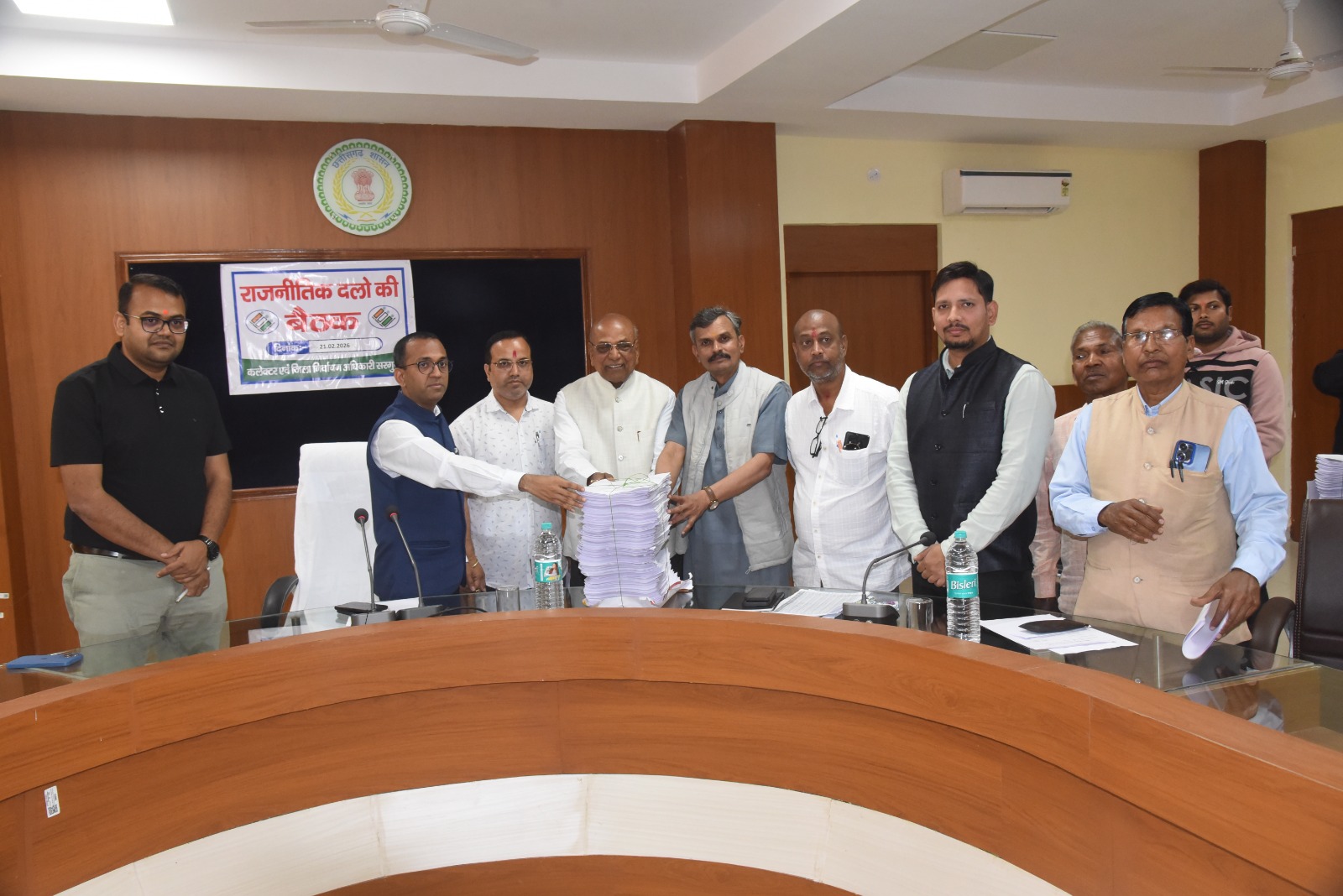 SIR के बाद जारी हुई मतदाता सूची कुल मतदाता 6,02,310 3,818 नए मतदाताओं की हुई इंट्री : राजनीतिक दलों को सौंपी गई मतदाता सूची..