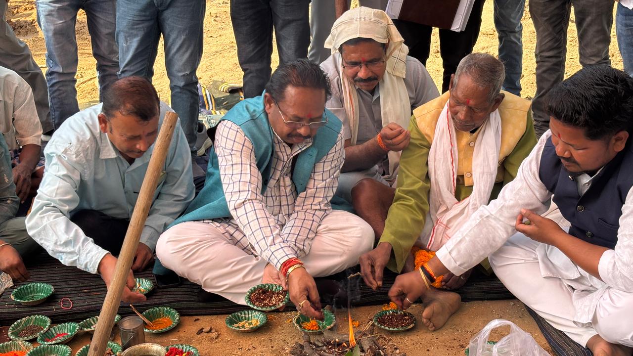 रेवापुर मोड़-पोडिपा मार्ग एवं नाला पुल निर्माण का भूमिपूजन संपन्न, 5.52 करोड़ की लागत से होंगे विकास कार्य विधायक लुण्ड्रा प्रबोध मिंज ने किया भूमिपूजन