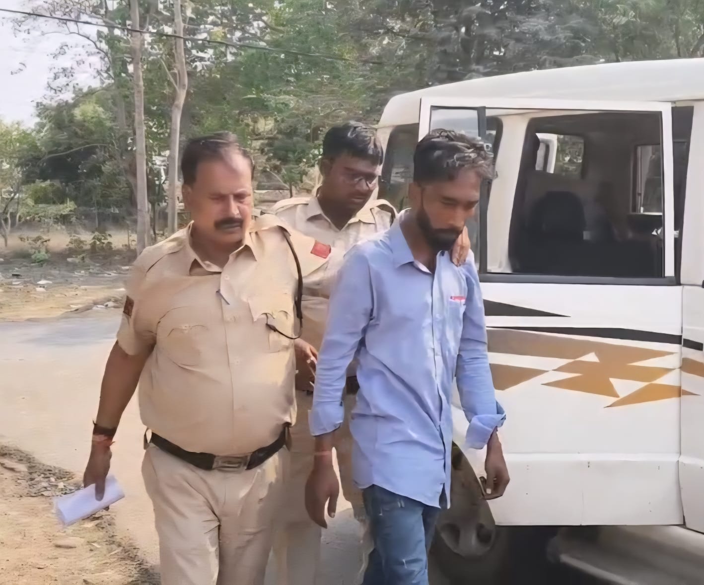 295 नग नशीला कैप्सूल के मामले में फरार आरोपी भोले घसिया ने आज सूरजपुर विशेष न्यायालय में किया आत्मसमर्पण आबकारी उड़नदस्ता ने गिरफ्तार कर भेजा जेल