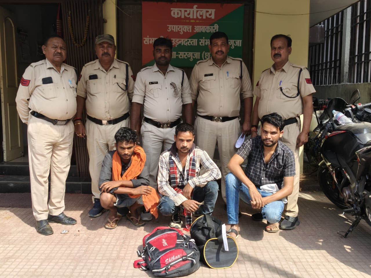 संभागीय आबकारी उड़नदस्ता की बड़ी कार्यवाही तीन नशे के सौदागर गिरफ्तार.. 1704 नग नशीला कैप्सूल एवं 100 नग नशीला इंजेक्शन जब्त कर तीनों आरोपियों को भेजा जेल